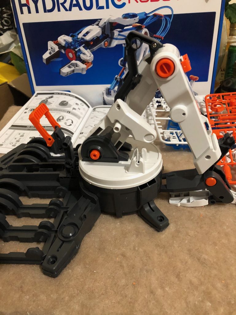 Robot arm connected to the base without any hydraulics